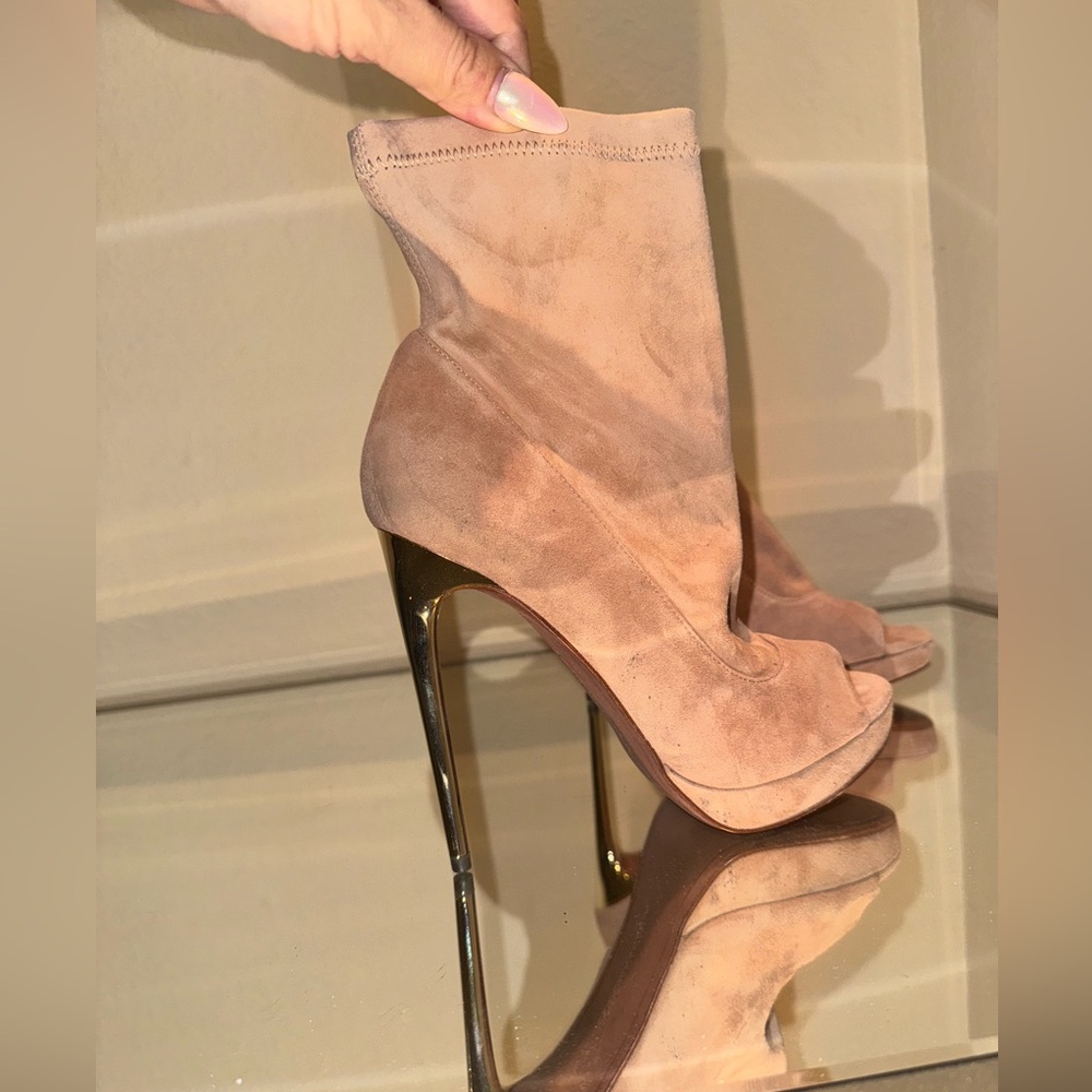 BCBG MAXAMARA Booty Heels size 8.5